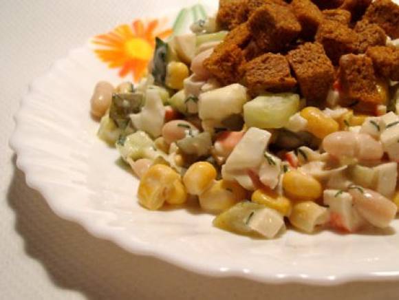 Салат с крабовыми палочками, сухариками и овощами