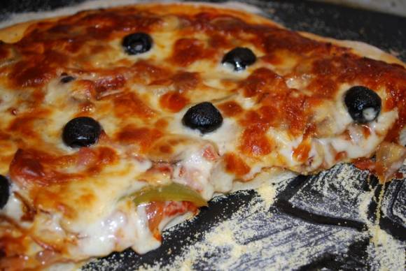 Творожная пицца с маслинами и ветчиной