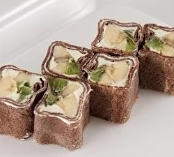Роллы десертные из шоколадных блинчиков с творожно-фруктовой начинкой