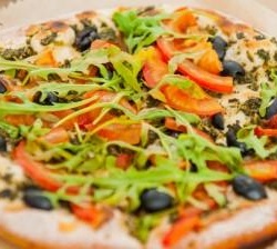 Пицца с рукколой, артишоками и чёрными оливками