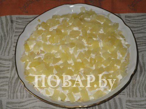 Салат курка з ананасом шарами